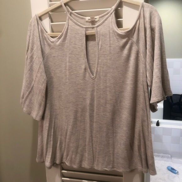Silence + Noise Sofia Cold Shoulder Top in Nude - Picture 2 of 2